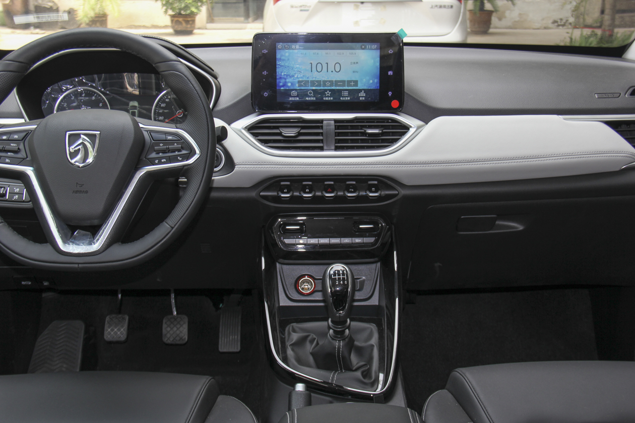 2018款宝骏530 1.5T手动尊贵型