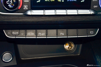 2018款奥迪A4L 2.0T自动30周年年型45 TFSI quattro个性运动版