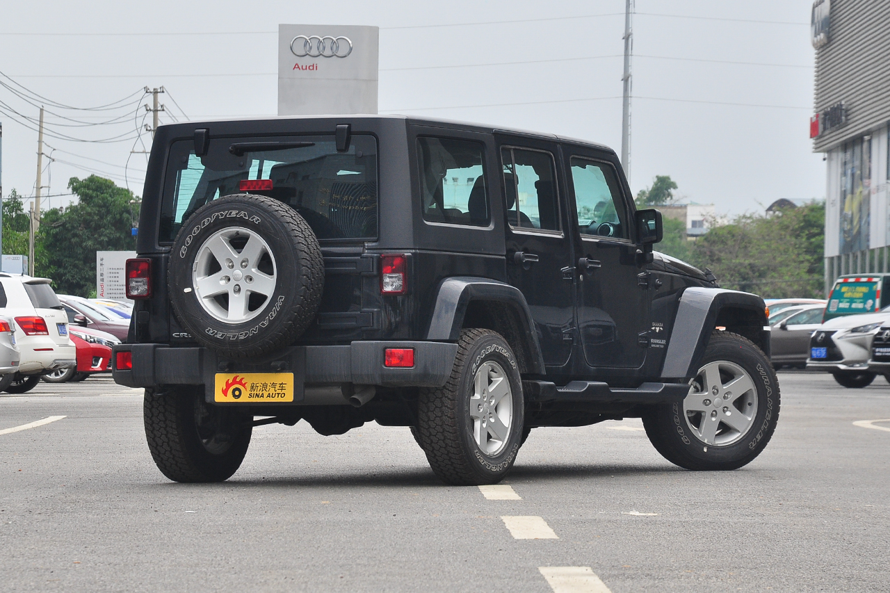 2015款牧马人2.8TD自动四门舒享版Sahara