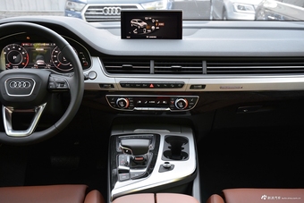 2018款奥迪Q7 3.0T自动45TFSI尊贵型