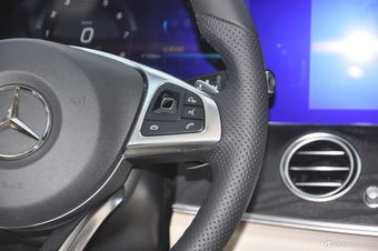 2016款奔驰E级2.0T自动E300L 运动豪华型