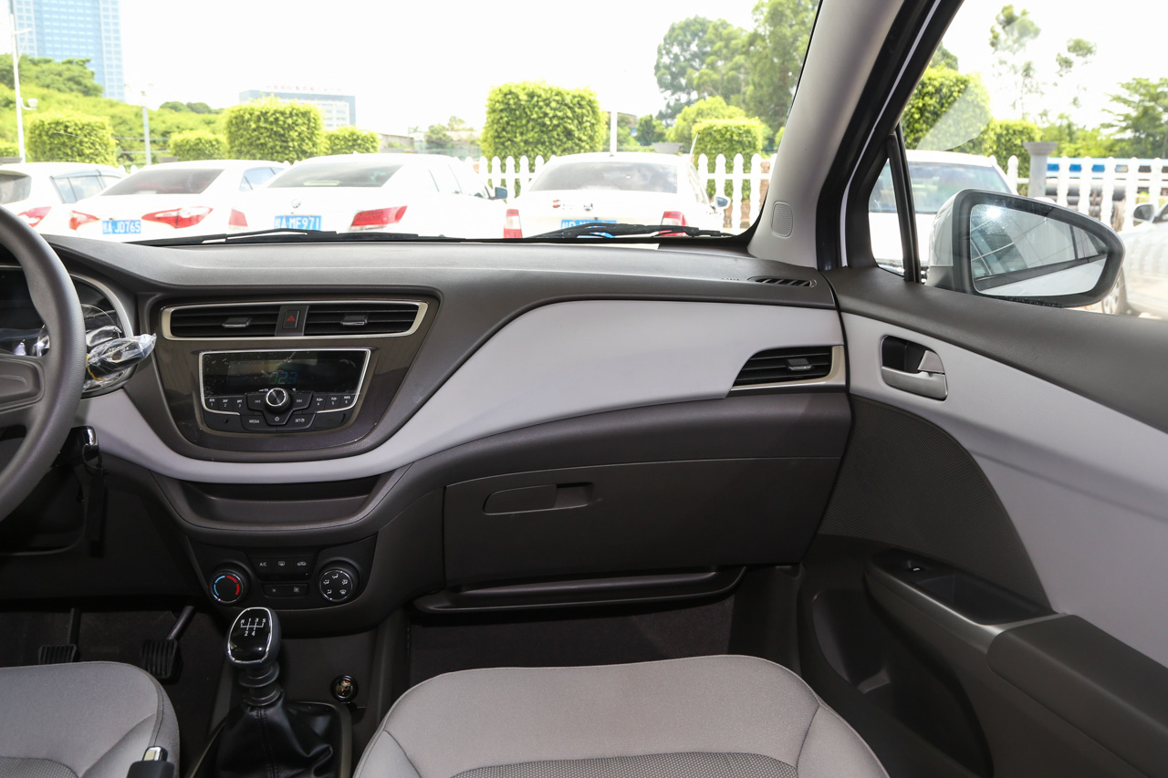 2016款雪佛兰乐风RV 1.5L手动畅行版 雪域白