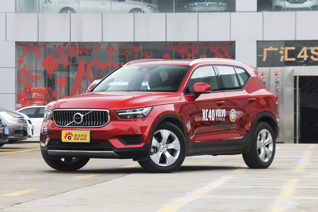 2019款沃尔沃XC40 2.0T四驱正午熔岩红T4
