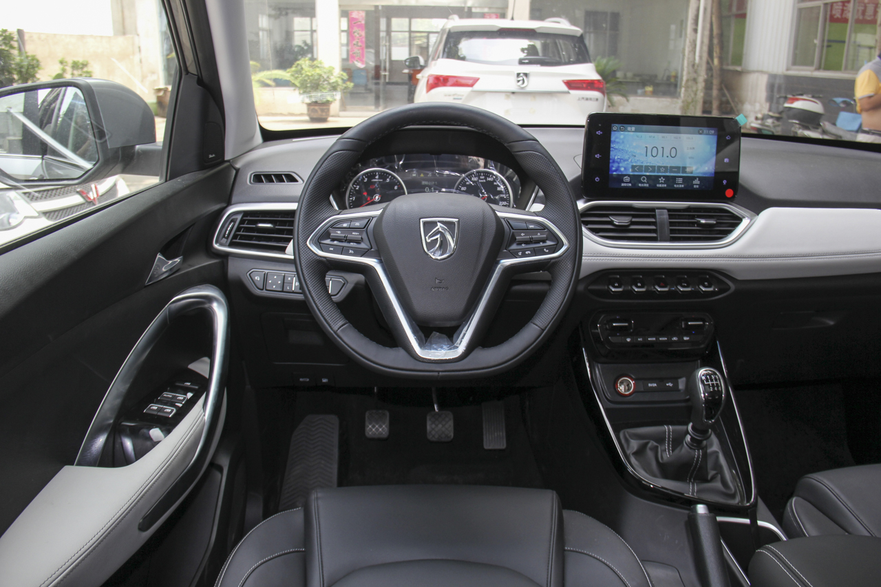 2018款宝骏530 1.5T手动尊贵型