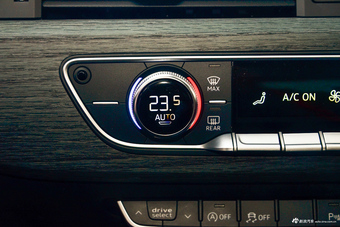 2018款奥迪A4L 2.0T自动30周年年型45 TFSI quattro个性运动版