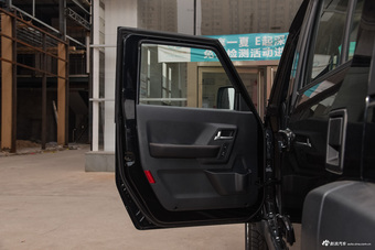2016款北京BJ40L 2.0T手动四驱尊贵版 极夜黑