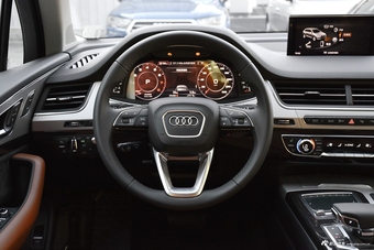 2018款奥迪Q7 3.0T自动45TFSI尊贵型