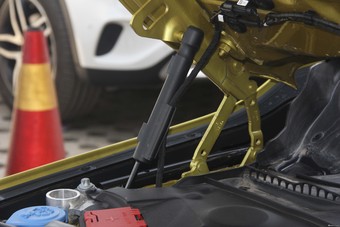 2017款宝马M4自动双门轿跑车