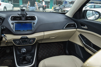 2015款福睿斯1.5L手动时尚型