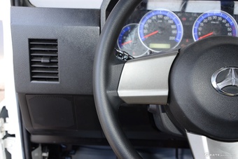 2016款战旗皮卡2.2L手动汽油双排豪华型4G22B