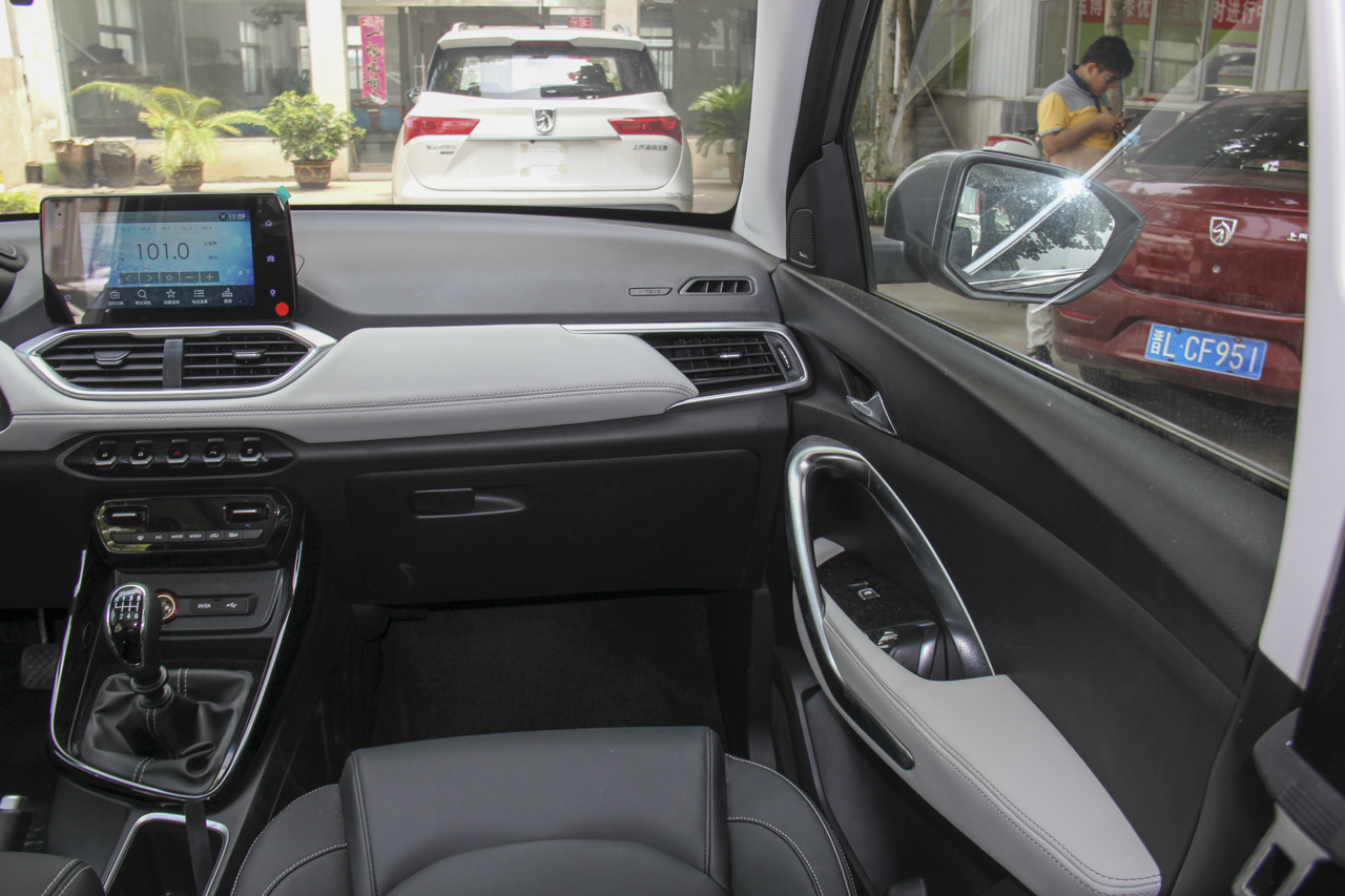 2018款宝骏530 1.5T手动尊贵型