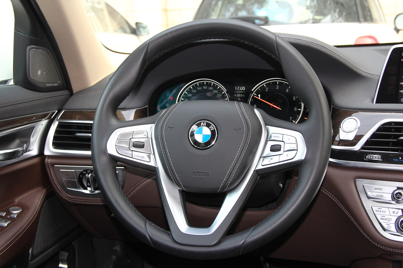 2017款宝马7系730Li 2.0T自动豪华型