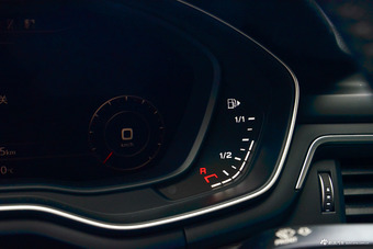 2018款奥迪A4L 2.0T自动30周年年型45 TFSI quattro个性运动版