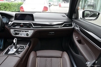 2018款宝马7系730Li 2.0T自动尊享型M运动套装