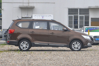 2016款宝骏730 1.5T手动标准版 7座