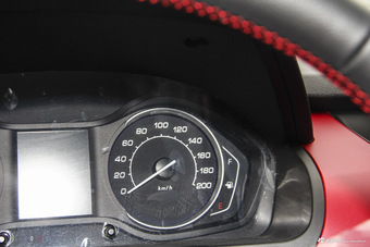 2016款昌河Q25 1.5L手动乐趣版 炫酷白