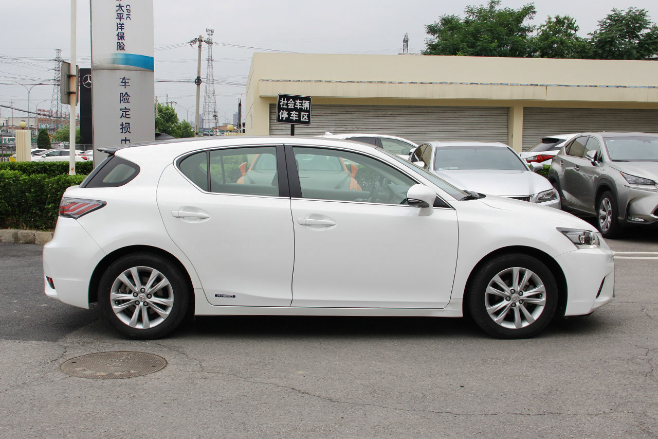 2014款雷克萨斯CT 1.8L自动200h舒适版双色