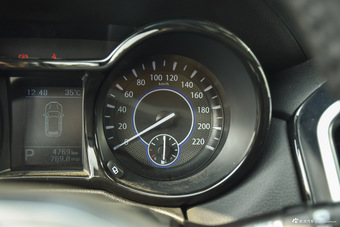 2016款驭胜S350 2.0T手动四驱汽油豪华天窗版5座