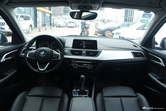 2017款宝马1系120i自动设计套装型图片