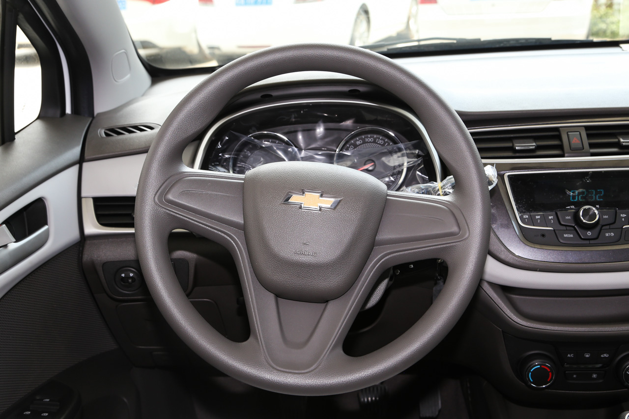 2016款雪佛兰乐风RV 1.5L手动畅行版 雪域白