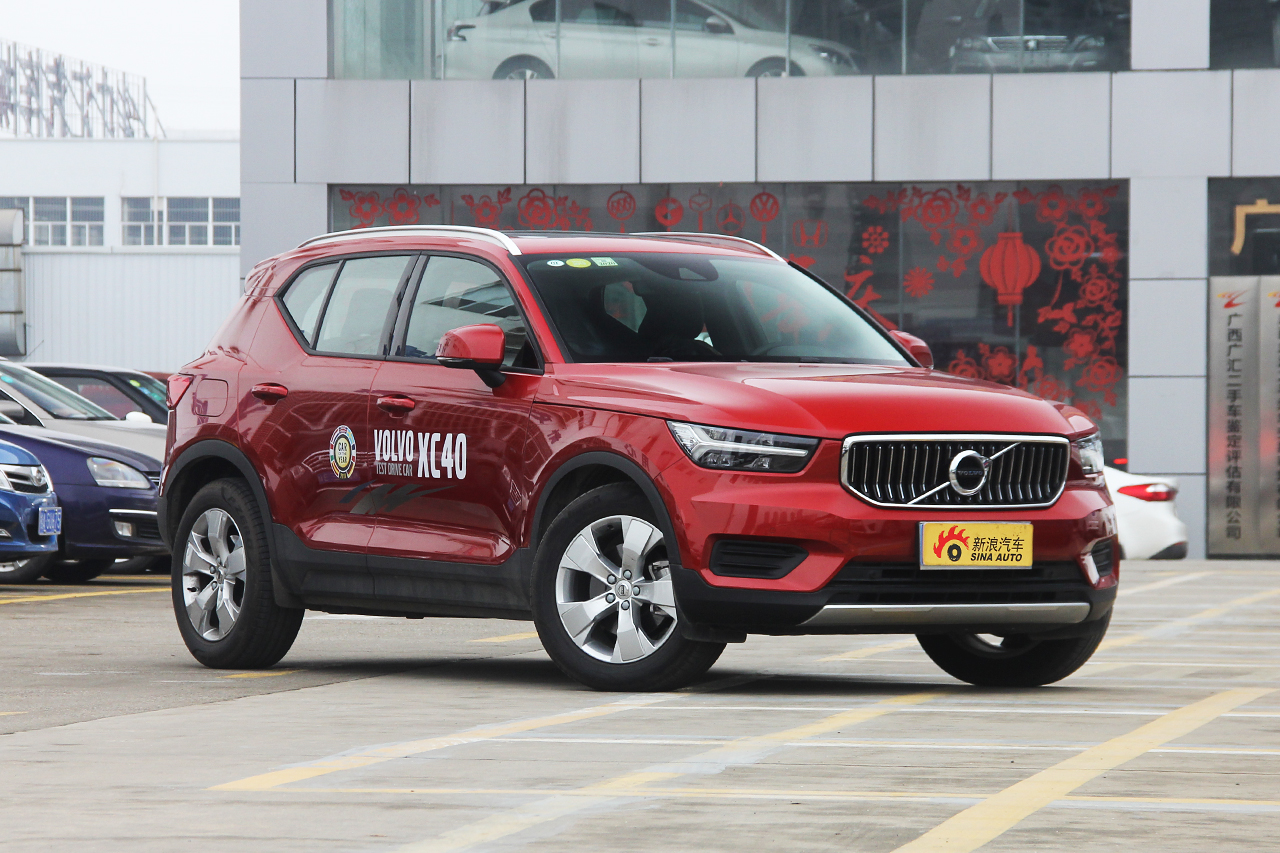 2019款沃尔沃XC40 2.0T四驱正午熔岩红T4