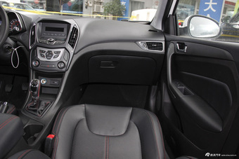 2016款艾瑞泽5 1.5L手动领潮版 俊逸白