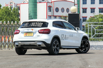 2018款奔驰GLA级 2.0T自动220 4MATIC运动型