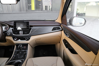 2017款宝骏730 1.8L iAMT豪华型7座