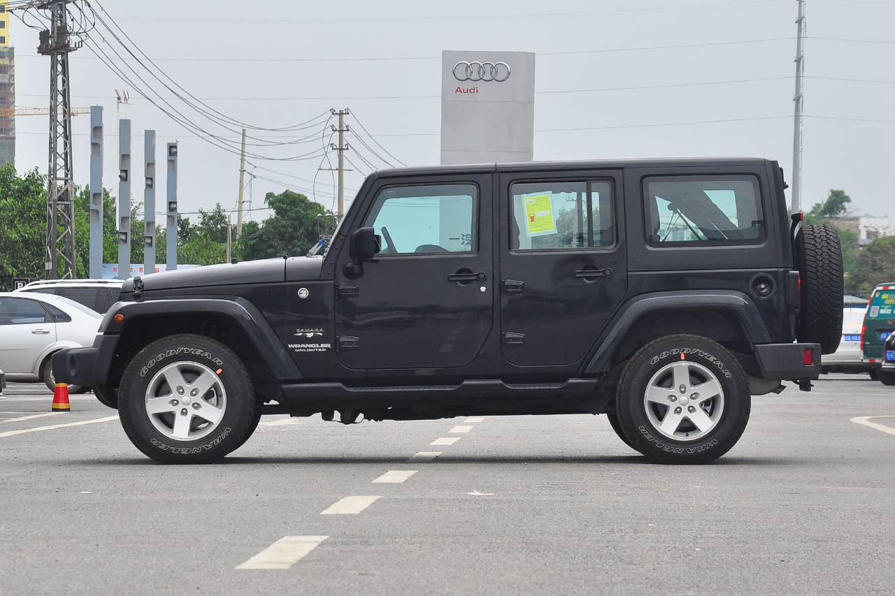 2015款牧马人2.8TD自动四门舒享版Sahara