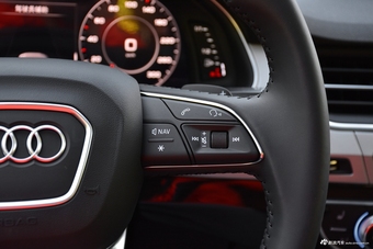 2018款奥迪Q7 3.0T自动45TFSI尊贵型