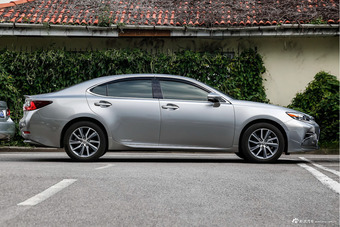2015款雷克萨斯ES 2.5L自动300h舒适型