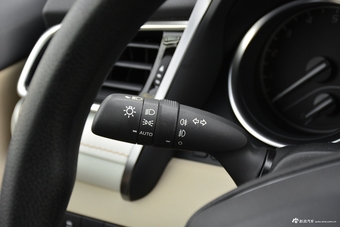 2018款凯美瑞2.0E自动精英版