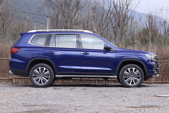 2018款荣威RX8 2.0T自动智联网四驱至尊版