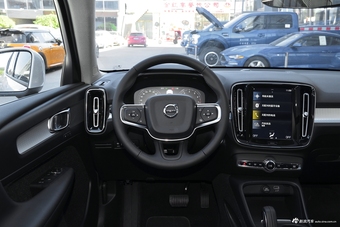 2019款沃尔沃XC40 2.0T四驱破晓冰雪白T4