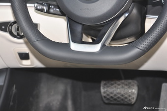 2016款奔驰E级2.0T自动E300L 运动豪华型