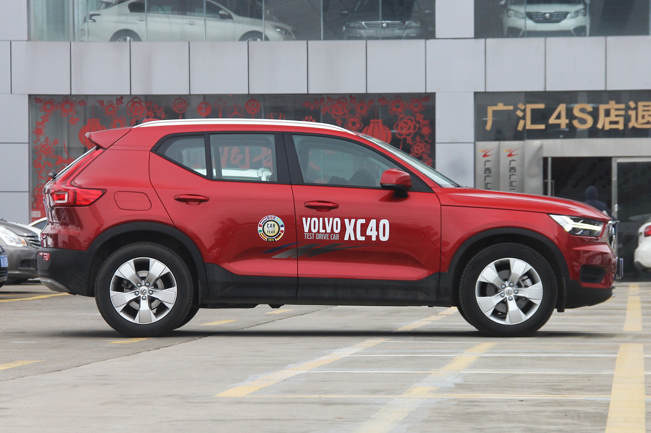 2019款沃尔沃XC40 2.0T四驱正午熔岩红T4