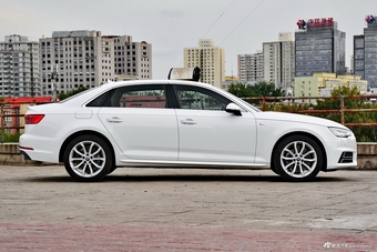 2018款奥迪A4L 2.0T自动30周年年型40 TFSI时尚型