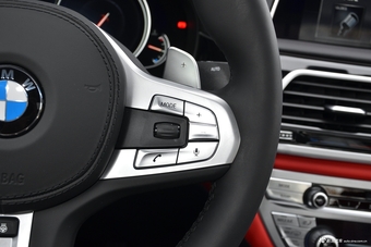 2018款宝马7系740Li 3.0T自动尊享型M运动套装xDrive黑焰版