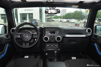 2015款牧马人2.8TD自动四门舒享版Sahara图片