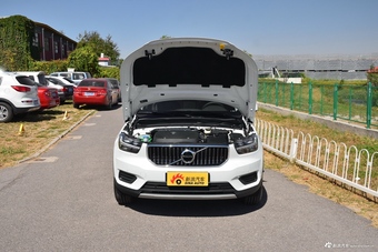 2019款沃尔沃XC40 2.0T四驱破晓冰雪白T4