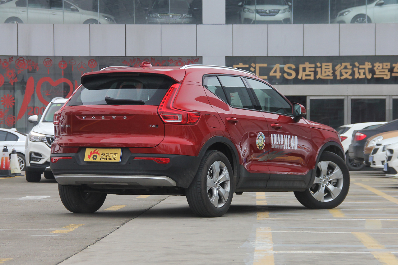 2019款沃尔沃XC40 2.0T四驱正午熔岩红T4