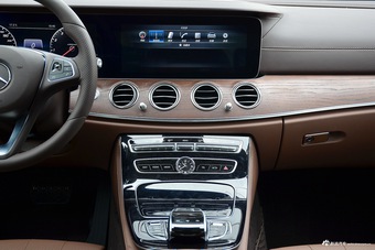 2016款奔驰E级2.0T自动E200L