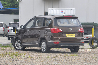 2016款宝骏730 1.5T手动标准版 7座