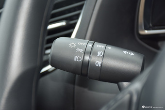 2016款马自达3昂克赛拉1.5L手动三厢豪华型 炫亮银