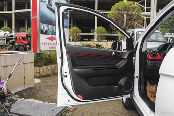 2016款昌河Q25 1.5L手动乐趣版 炫酷白