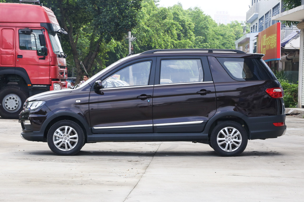 2016款风光370 1.5L手动标准型7座 摩卡棕