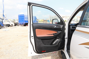 2015款揽福2.4L手动汽油两驱标准型