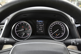 2018款凯美瑞2.0E自动精英版