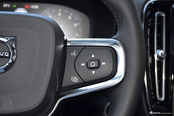 2019款沃尔沃XC40 2.0T四驱破晓冰雪白T4