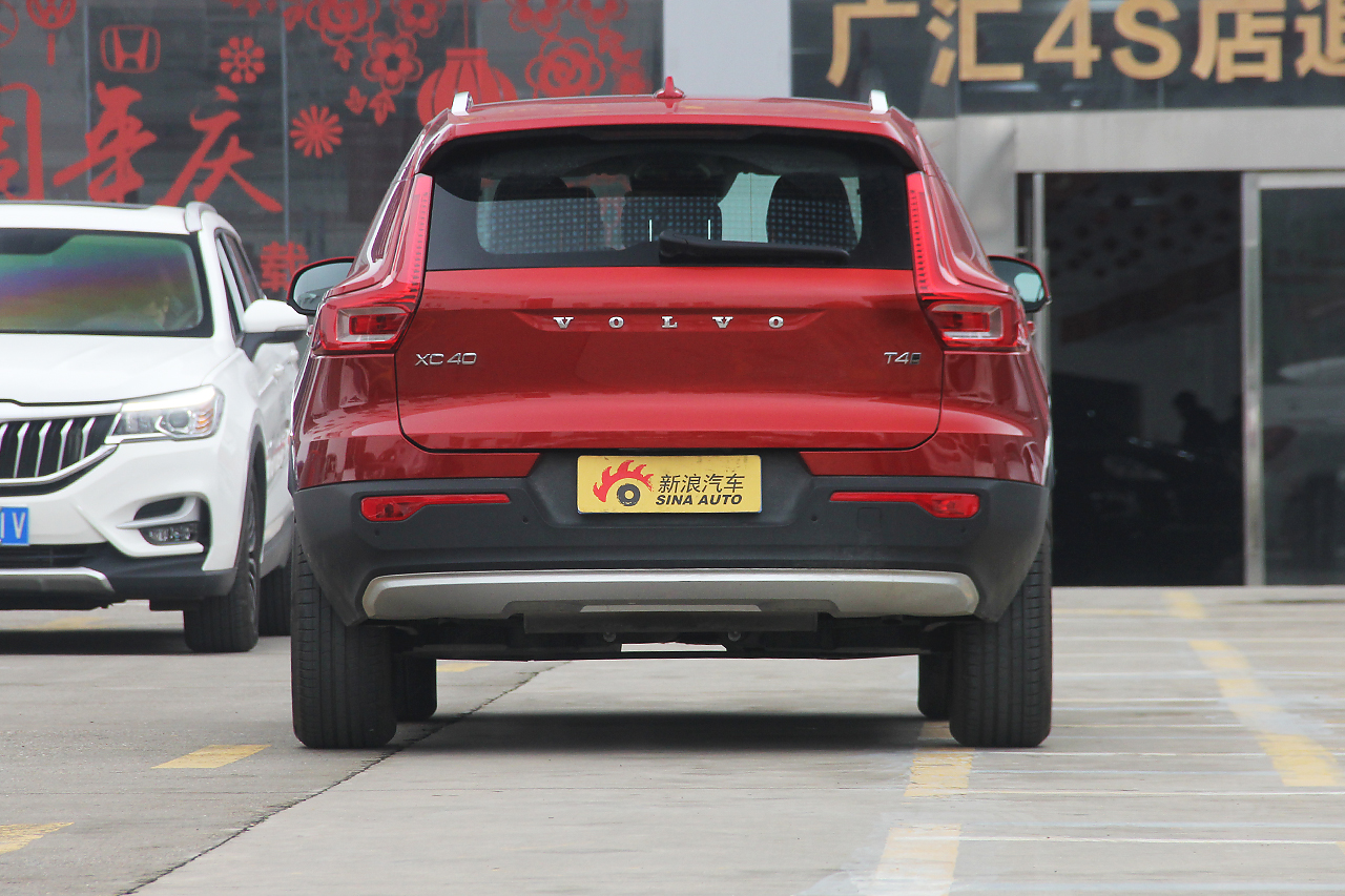 2019款沃尔沃XC40 2.0T四驱正午熔岩红T4